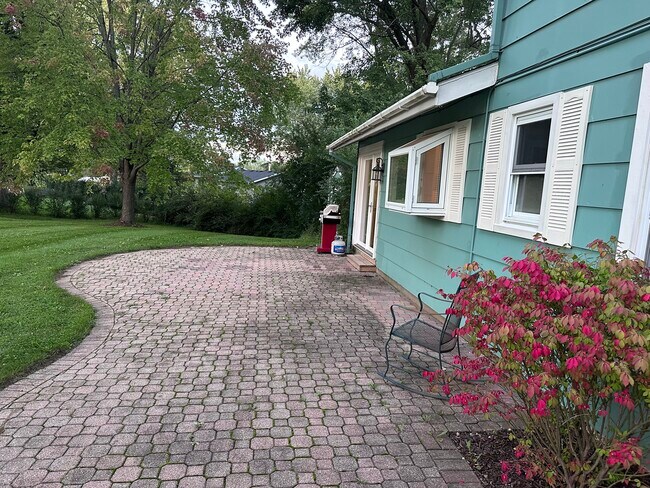 Building Photo - 1200 Algonquin Rd