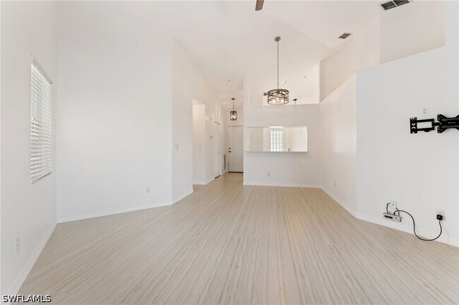 Building Photo - 12081 Summergate Cir