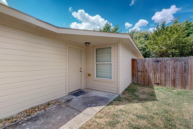 Building Photo - Charming 3-Bedroom Home on Treed Cul-de-Sa...
