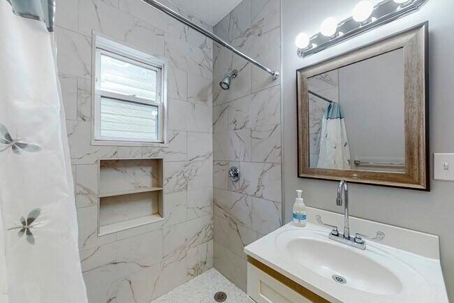 Building Photo - 166 Sydney St