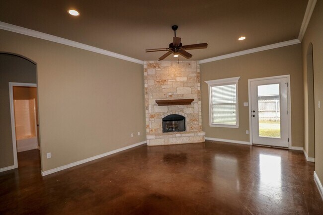 Building Photo - 3009 Stallion Dr