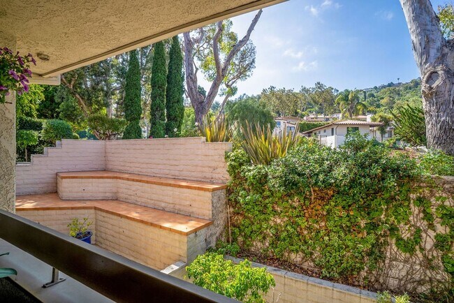 Building Photo - Malaga Cove Beauty