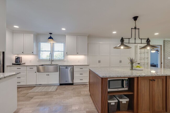 Building Photo - Stunner in North Columbia