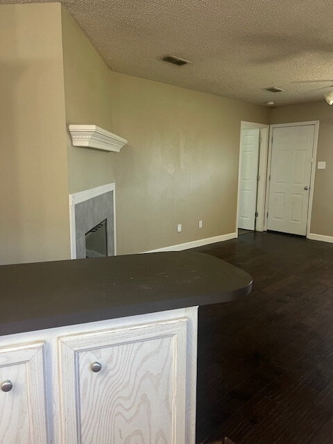 Building Photo - Great 3/2/2 home just south of S Loop 289!