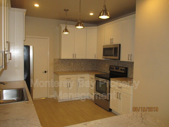 Building Photo - 40 Glen Lake Dr