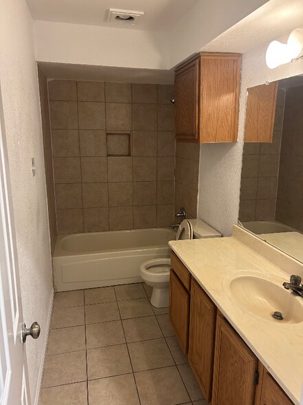 Building Photo - 801 Summit Dr