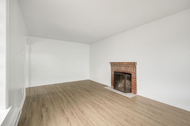 Building Photo - 2bd/1ba Seattle Home