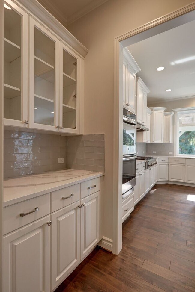 Building Photo - Spacious Custom Home with High-End Finishes Near Lake Sammamish