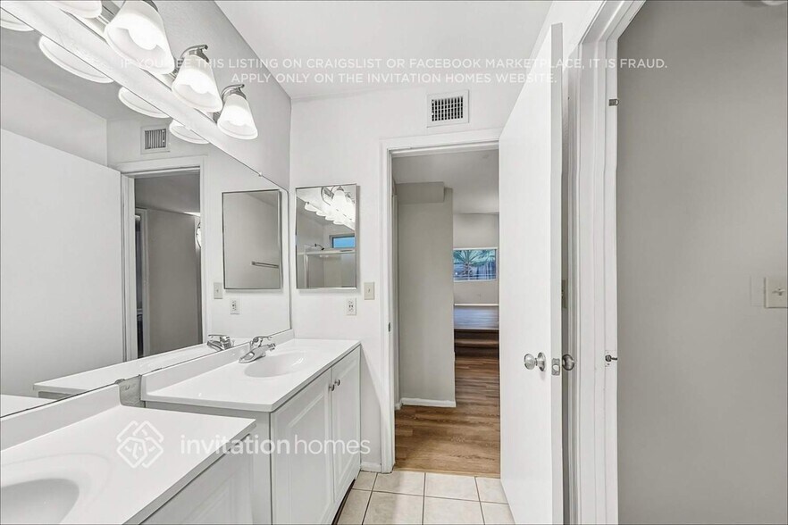 Building Photo - 1615 W Curry Dr