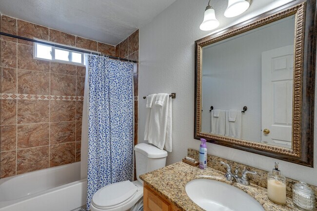 Building Photo - 420 Phoenix Cir