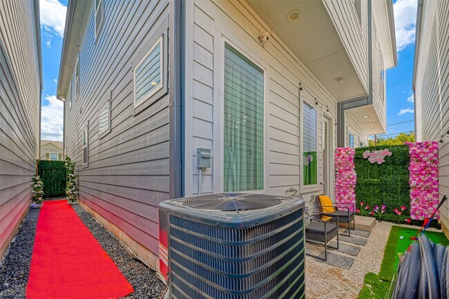 Building Photo - 2105 Sam Wilson St