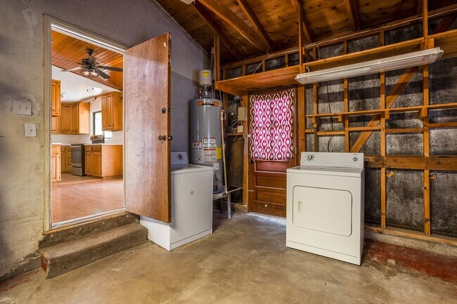 Building Photo - Centrally Located 3 Bedroom 1 Bathroom In ...