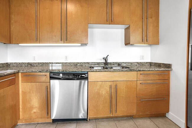 Building Photo - Gorgeous downtown unit! Views from every room!