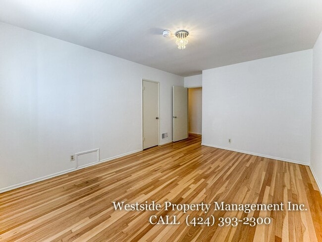 Building Photo - 244 S Doheny Dr