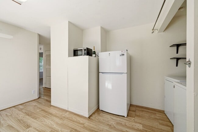 Building Photo - Updated Single-Level Home with Modern Kitchen, Natural Light & Parking