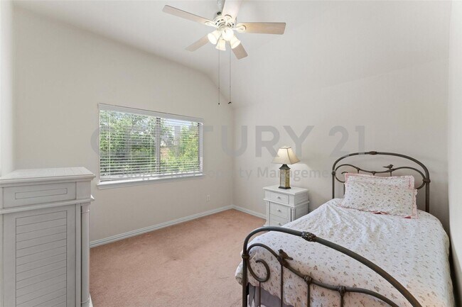 Building Photo - Beautifully Maintained, 2-Story 5/3.5/3 Ne...