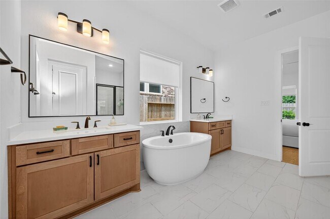 Building Photo - 9722 Dani Lake Dr