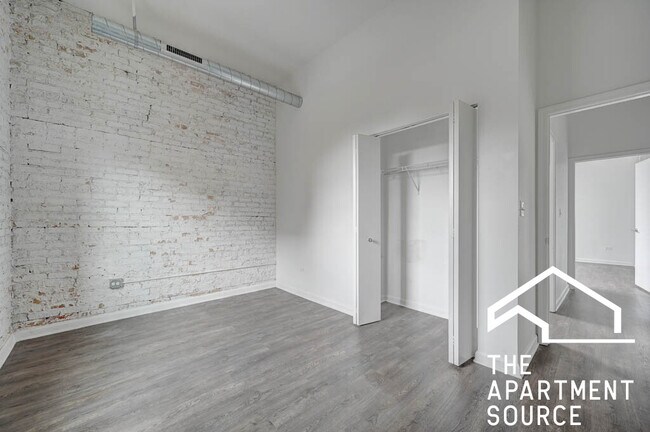 Building Photo - 932 W Dakin St