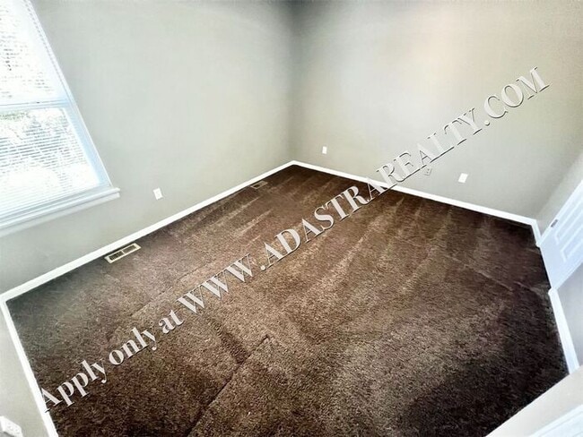 Building Photo - Spacious Shawnee Townhome 3 Bed/3 Bath-Ava...