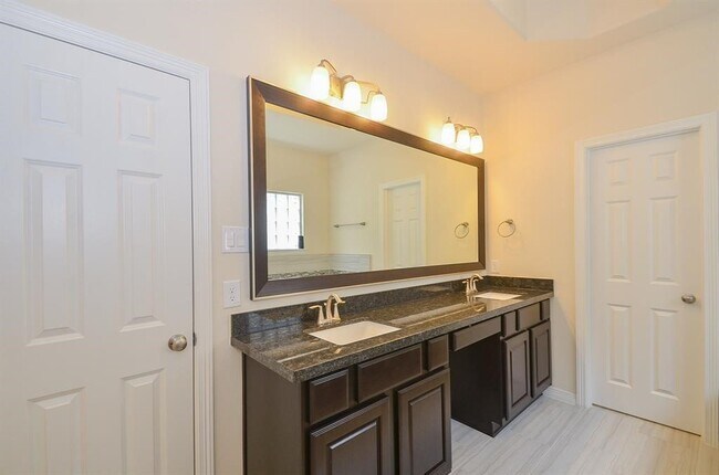 Building Photo - 10014 Spring Shadows Park Cir