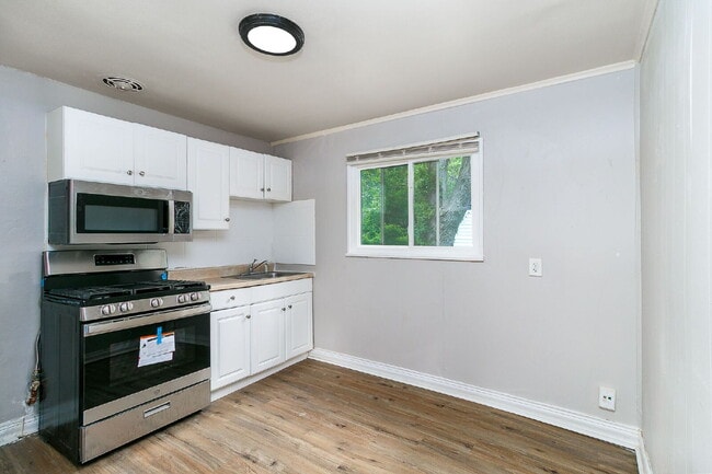 Building Photo - "Charming 3-Bedroom Gem with Cozy Living Space in Saint Louis!"