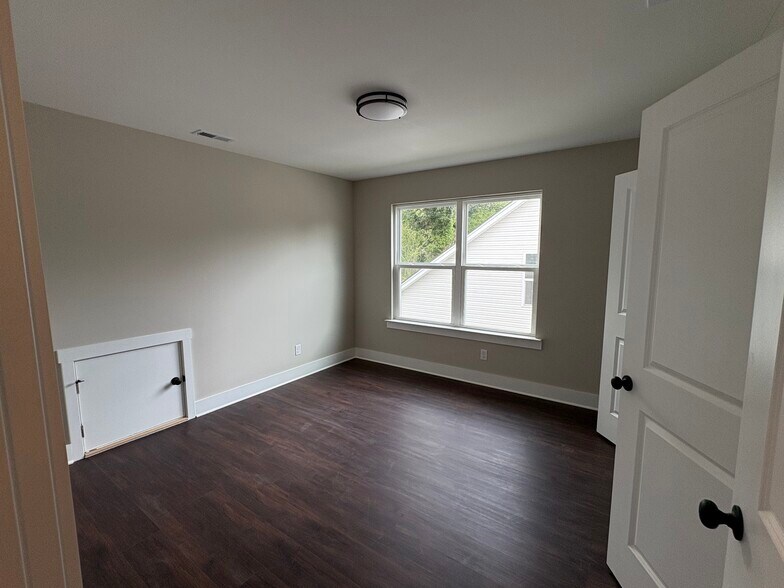 Building Photo - 4683 Heiskell Dr