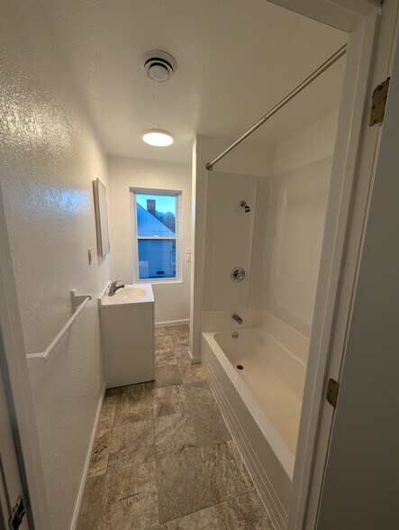 Bathroom - 1508 Woodmont Ave