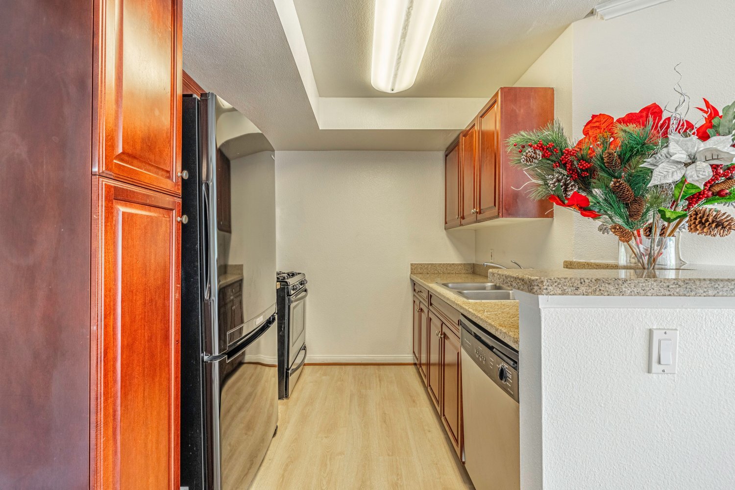 Building Photo - 5535 Canoga Ave