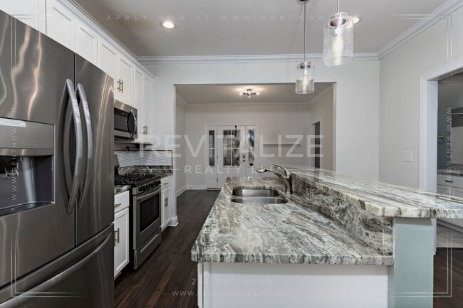 Building Photo - Modern Comfort Meets Luxury Living in Mobile