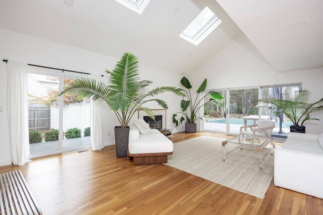 Building Photo - 43 Wooded Oak Ln