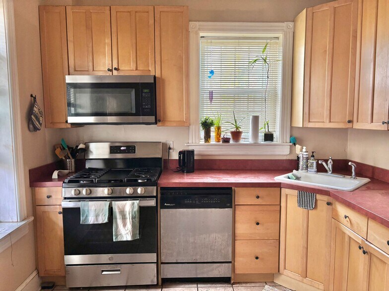 Kitchen (shared space) - 27 Q St NW