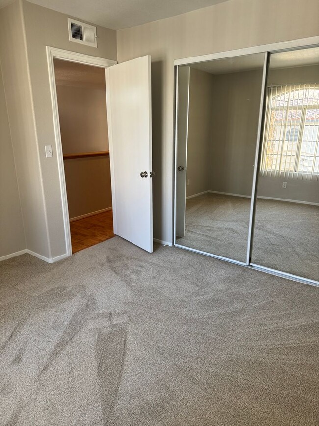 Building Photo - Transformed Townhome