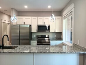 Building Photo - Spacious 6BR Townhome Near UTK | Private B...