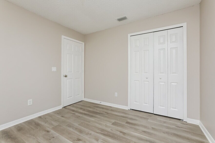Building Photo - 8129 Cloverglen Cir