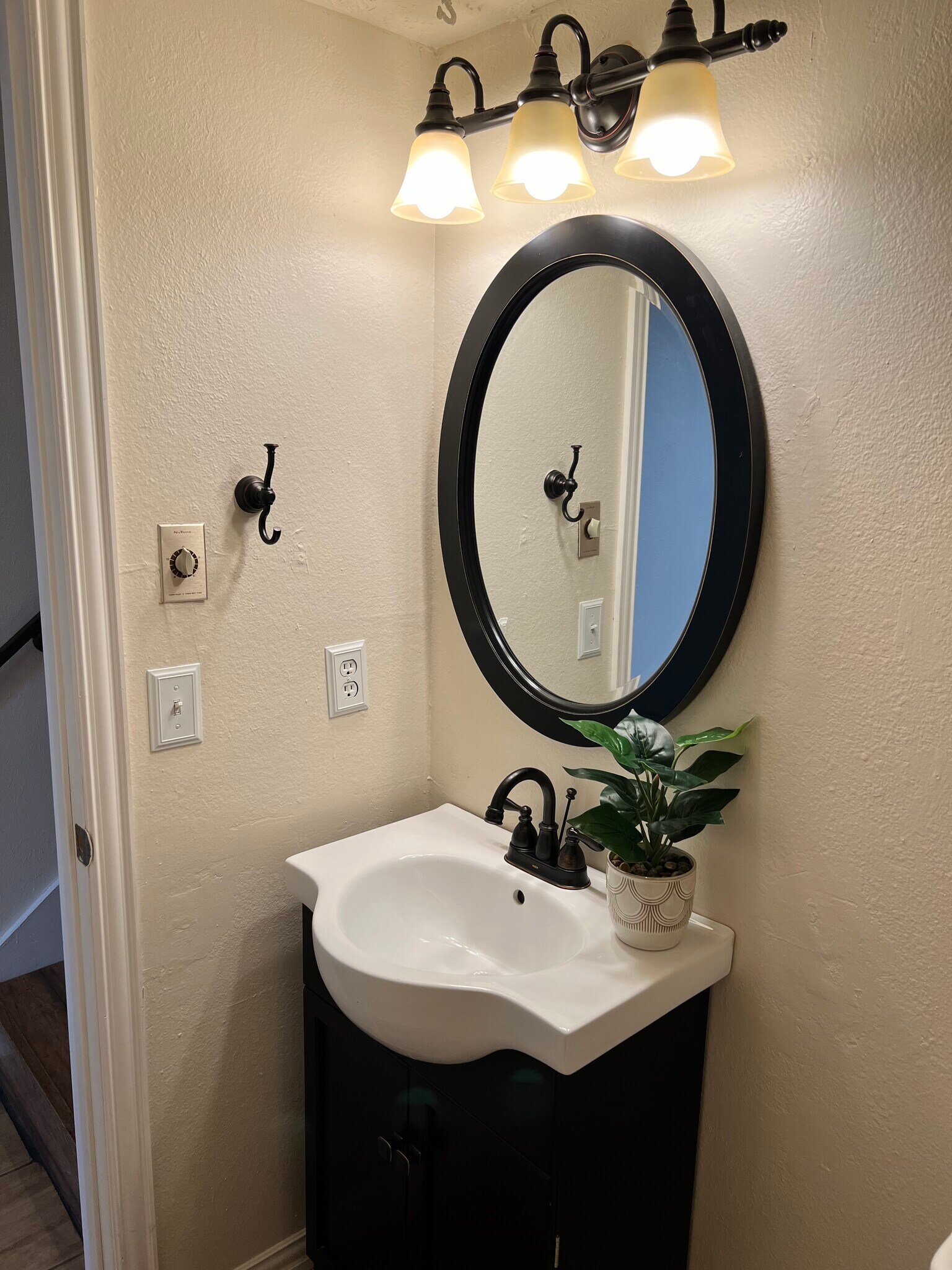 Building Photo - 819 Red Bird Ln