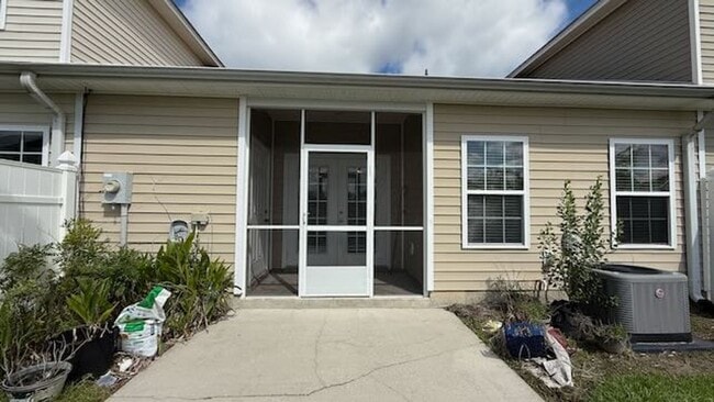 Building Photo - 3 bedroom - 2 bathroom - Stonelake Townhom...