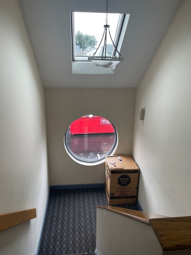 Building Photo - Modern Duplex with Pool, Parking, 2 balconies and 1 deck, Large Bedrooms, 1.5 bath 1 FREE MONTH