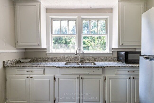 Building Photo - Updated 2 Bed 1 Bath Close to I-10, I-65, and HWY-90