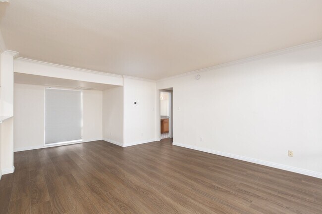 Building Photo - 1 bedroom unity in luxury guard gated community near the Strip