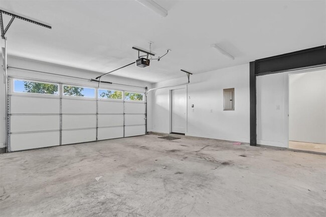 Building Photo - 2712 Oak Springs Dr