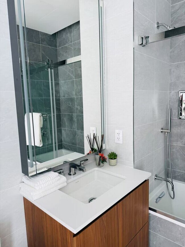 Building Photo - 35-32 Leavitt St