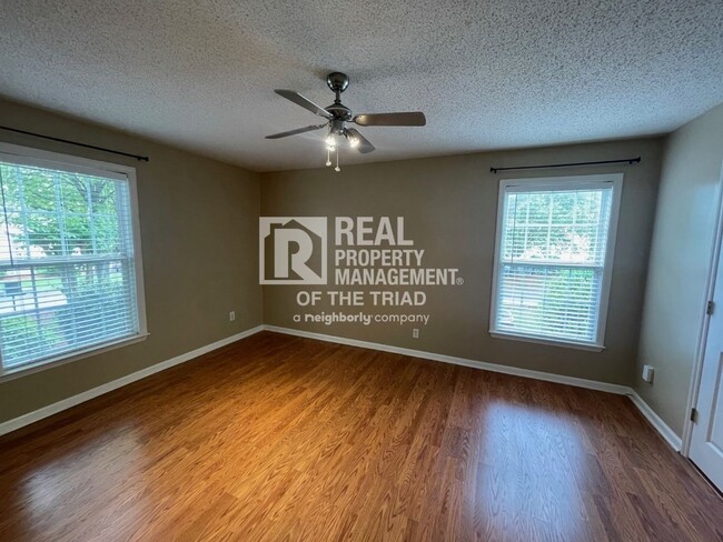 Building Photo - 2 Bedroom, 2 Bath Condo in Greensboro