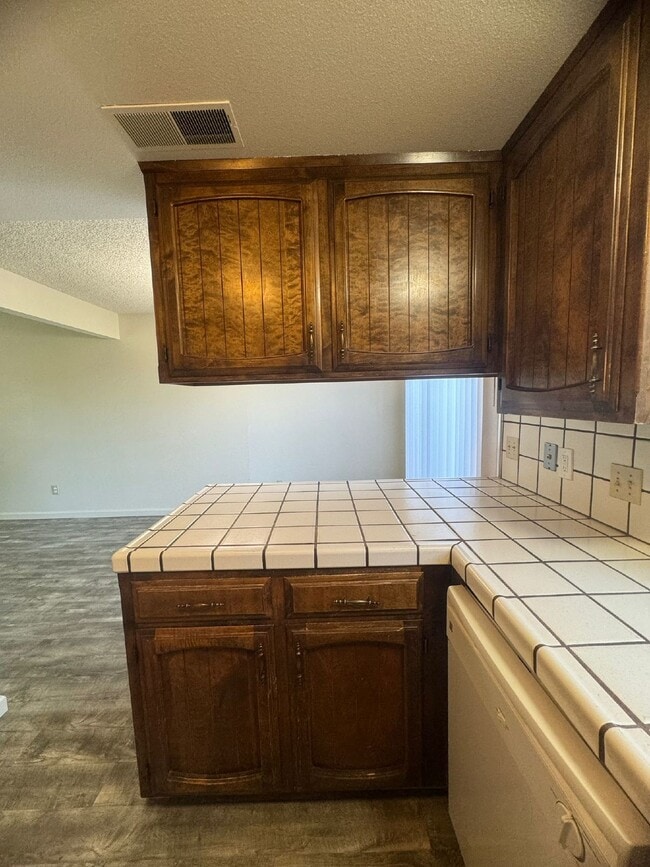 Building Photo - Two Bedroom Townhome Available mid-November