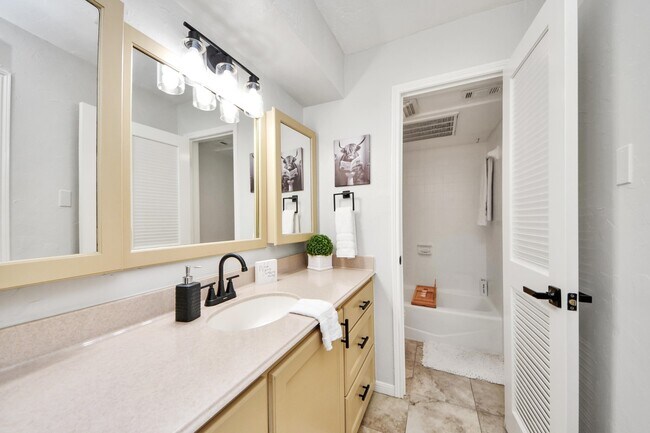 Building Photo - 18209 Vinland Dr