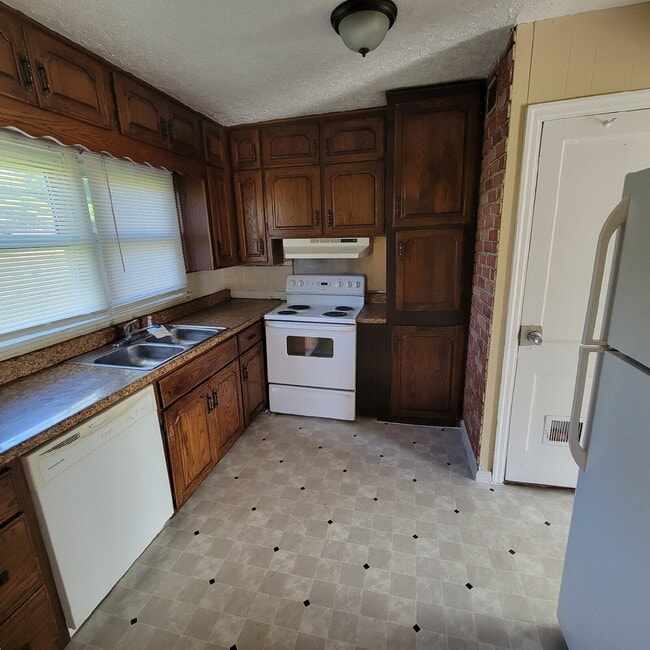 Building Photo - West Indy 2BR House Ready To Lease!