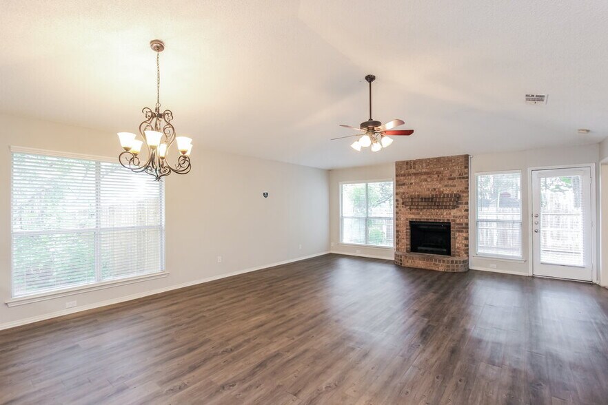 Building Photo - 1701 Gainsborough Way