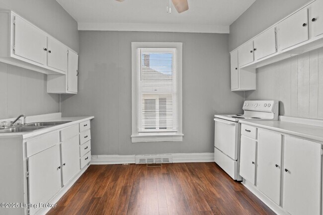 Building Photo - 1319 Maple St