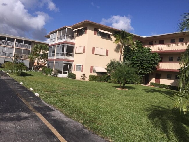 Building Photo - 1001 Hillcrest Ct