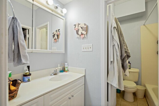 Building Photo - 715-22 1/2 W 22 1/2 St