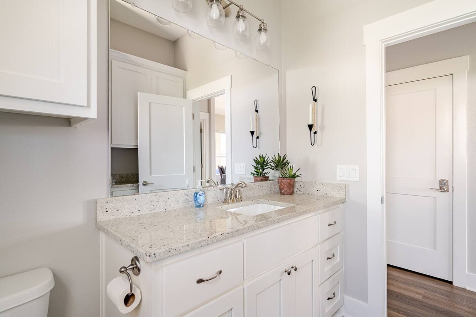 Building Photo - 804 1/2 Johnson Crawford Cir